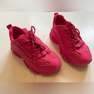 Steve Madden Sz 7.5 Fuschia Possession sneakers